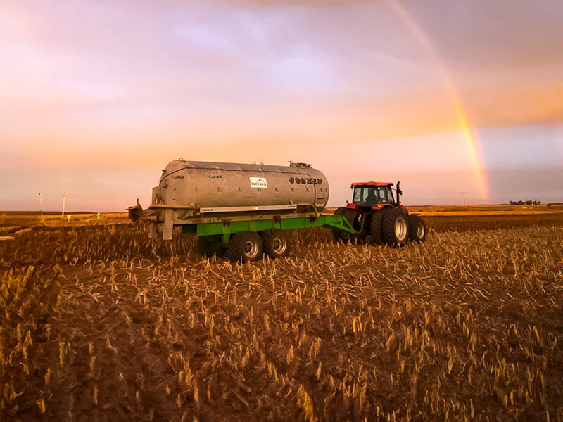 Foto de maquinaria para esparcido de fertilizantes trabajando en el campo argentino.Foto de excavadora llenando un camión de volteo, trabajando en el campo argentino. Galería Duckas Vial, expertos en esparcido de fertilizante y movimiento de suelos.